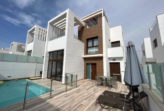 Villa - Återförsäljning - Torrevieja - MCO-79125