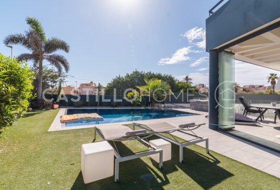 Villa - Reventa - Torrevieja - Urb. Rosaleda