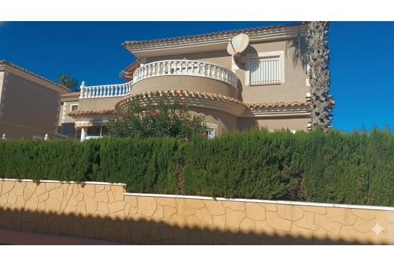 Villa - Wiederverkauf - Torrevieja - MCO-33721