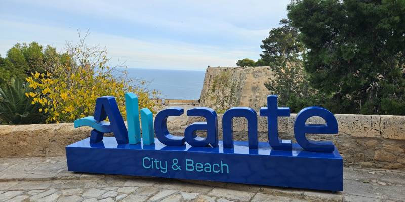 Ongekend succes: Costa Blanca overtreft record aantal buitenlandse toeristen, boosting sector herstel.