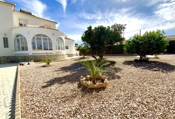 Resale - Villa - Torrevieja