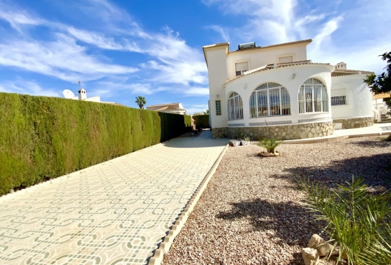 Resale - Villa - Torrevieja