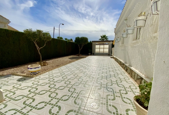 Resale - Villa - Torrevieja