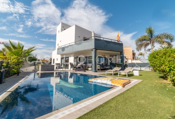 Herverkoop - Villa - Torrevieja - Urb. Rosaleda