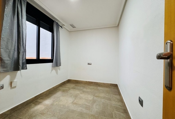 Resale - Apartment / flat - La Mata