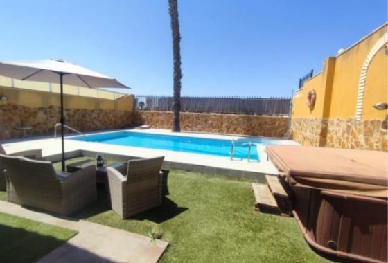 Wiederverkauf - Villa - Torrevieja - aguas nuevas