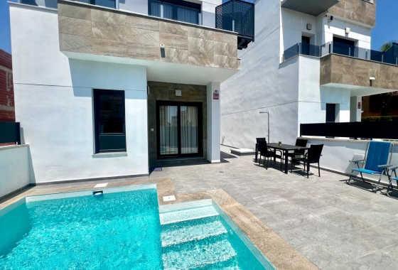 Resale - Villa - Torrevieja - La Siesta - El Salado - Torreta