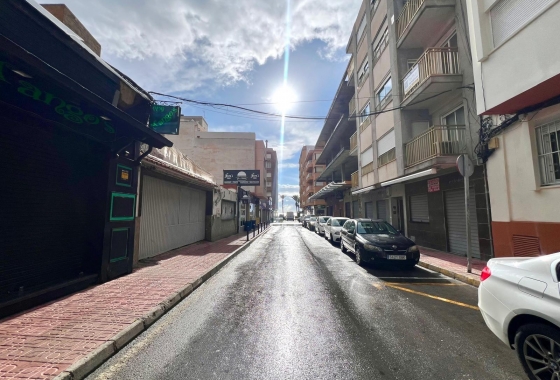 Resale - Apartment / flat - Torrevieja - Paseo Maritimo