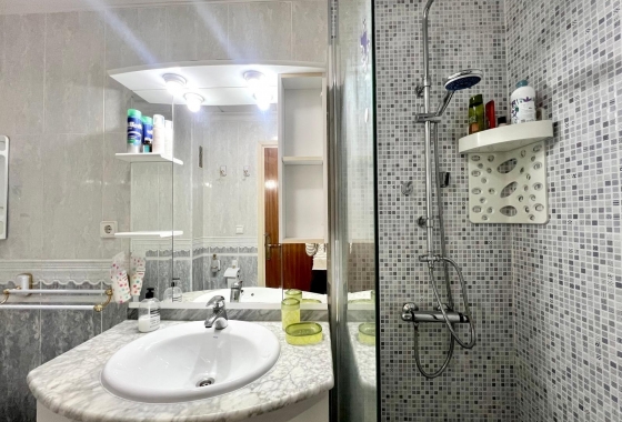 Resale - Apartment / flat - Torrevieja - Paseo Maritimo