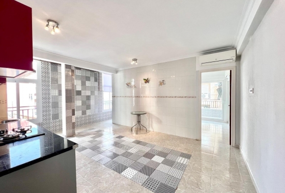 Resale - Apartment / flat - Torrevieja - Paseo Maritimo