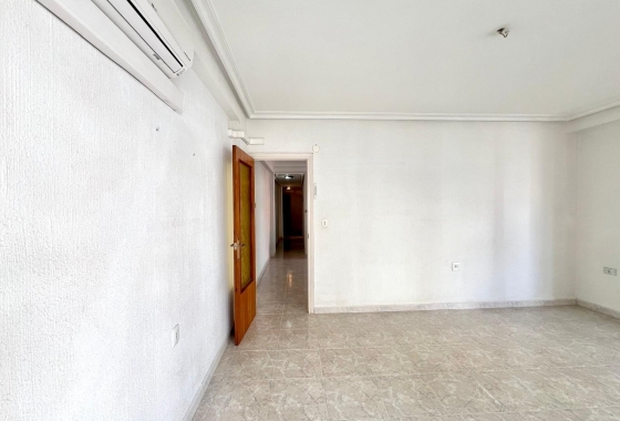 Resale - Apartment / flat - Torrevieja - Paseo Maritimo