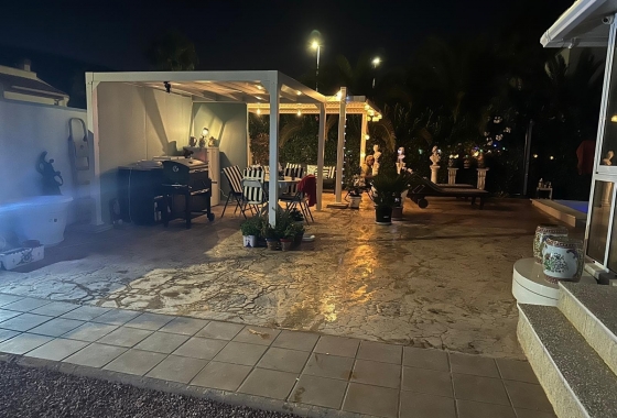 Resale - Villa - Hondón de las Nieves - Inland