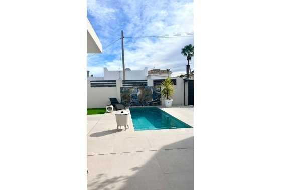 Resale - Villa - San Miguel de Salinas - Urbanizacion Blue Lagoon