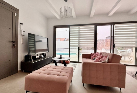 Resale - Villa - San Miguel de Salinas - Urbanizacion Blue Lagoon