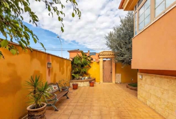 Resale - Villa - Torrevieja - aguas nuevas