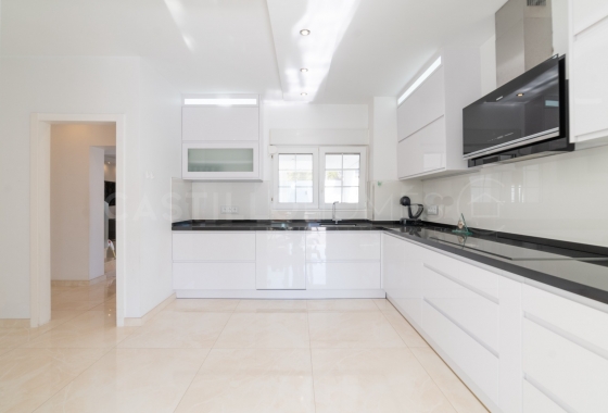 Resale - Villa - Orihuela Costa - La Zenia