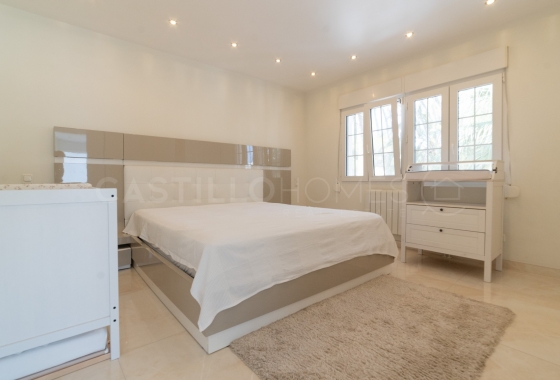 Resale - Villa - Orihuela Costa - La Zenia