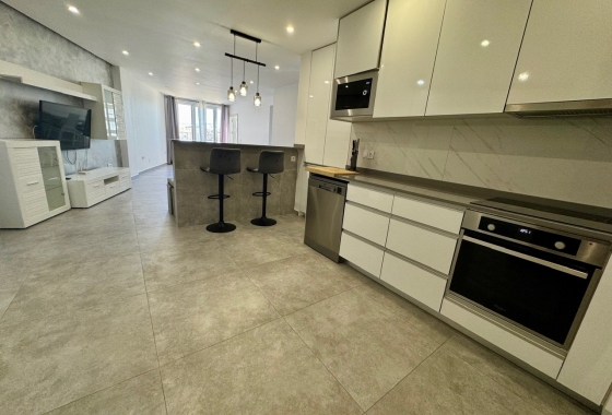 Resale - Apartment / flat - Torrevieja - Puerto Deportivo