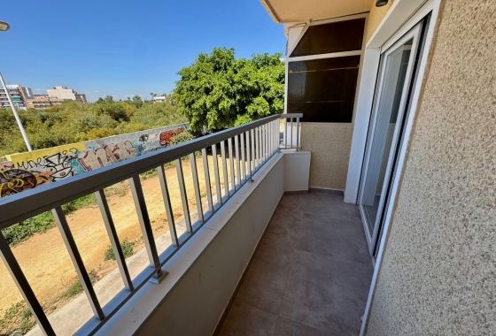 Resale - Apartment / flat - Torrevieja - Puerto Deportivo