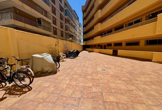 Resale - Apartment / flat - Torrevieja - Puerto Deportivo