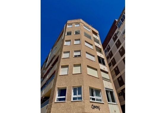 Resale - Apartment / flat - Torrevieja - Puerto Deportivo