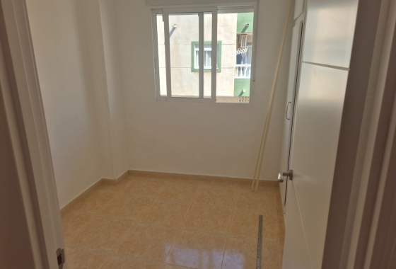 Resale - Apartment / flat - Torrevieja - LA LOMA
