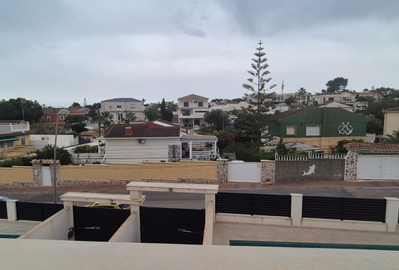 Resale - Chalet - Torrevieja - Los Balcones