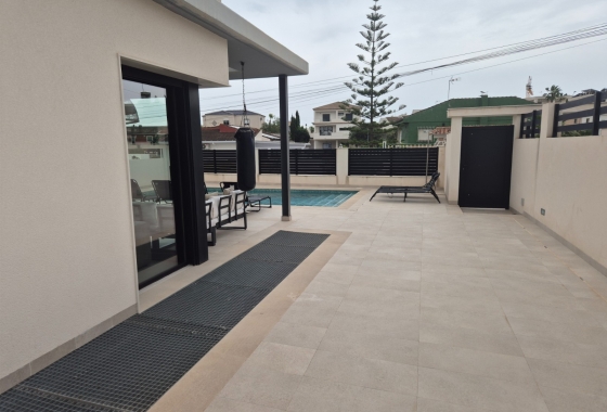 Resale - Chalet - Torrevieja - Los Balcones