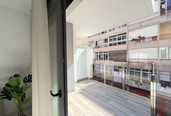 Resale - Apartment / flat - Torrevieja - Estacion De Autobuses