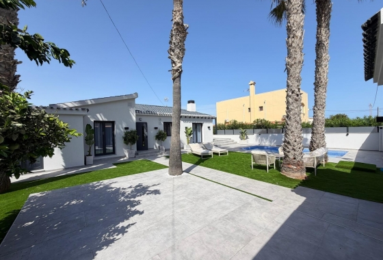 Resale - Villa - Torrevieja - Punta Prima