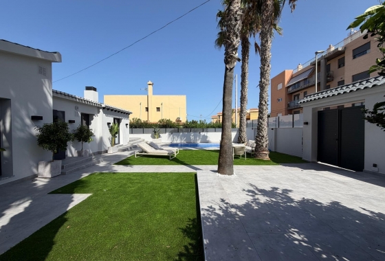 Resale - Villa - Torrevieja - Punta Prima