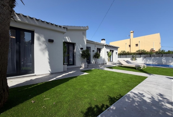 Resale - Villa - Torrevieja - Punta Prima