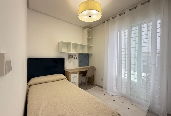 Herverkoop - Herenhuis - Torrevieja - aguas nuevas